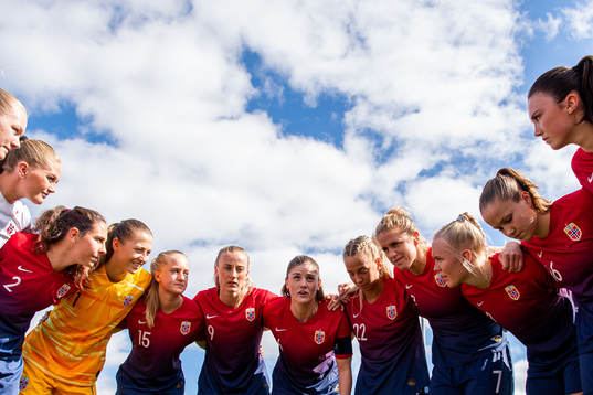 Ingrid Moe Wold, goalkeeper Cecilie Hauståker