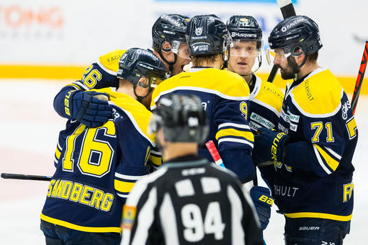 s Emil Johansson jublar med lagkamrater
