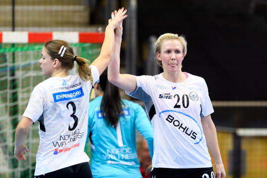 Heids Sara Larsson Fridman och Elin Hallagård jublar