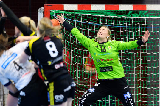 Sävehofs målvakt Wilma Kroon Andersson räddar ett skott