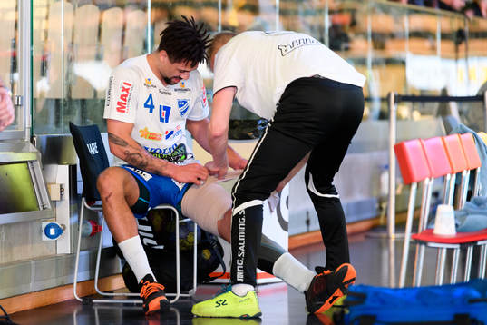 Skövdes Christoffer Hedberg får sitt lår lindat