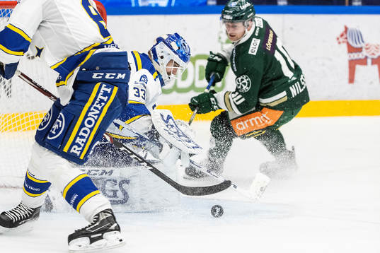 Leksands målvakt Axel Brage med en räddning