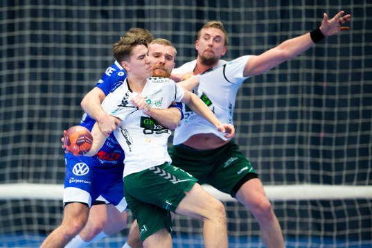 Helsingborgs Oskar Joelsson hålls fast av Alingsås Johan