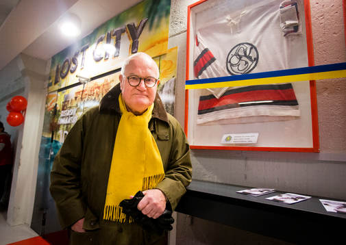 Porträtt på f.d. hockeyspelaren Rolf Hallgren framför