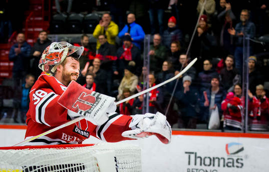 Örebros målvakt Dominik Furch jublar