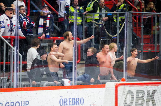 Linköpings supportrar i bar överkropp