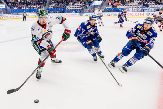 Frölundas Johan Sundström jagas av Växjös Jacob