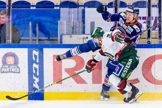 Frölundas Karl Stollery tacklar Växjös Marcus Sylvegård