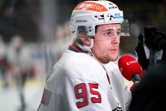 Malmö Redhawks Carl Persson blir intervjuad av Cmore