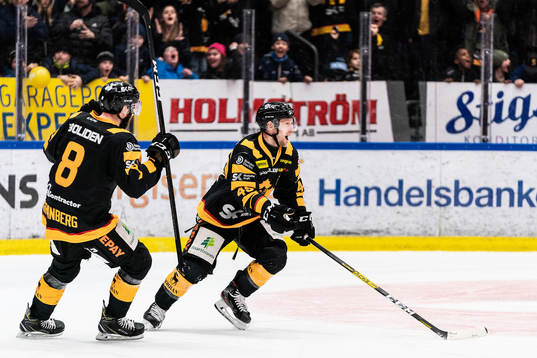 Skellefteås Oscar Möller och Petter Granberg jublar