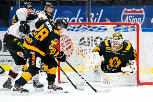 Skellefteås målvakt Gustaf Lindvall och Jesper Frödén