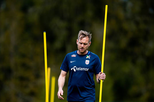 Martin Sjögren, head coach of Norway, at a training session