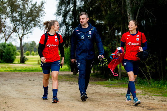 Goalkeeper Oda Maria Hove Bogstad, goalkeeper coach Roger