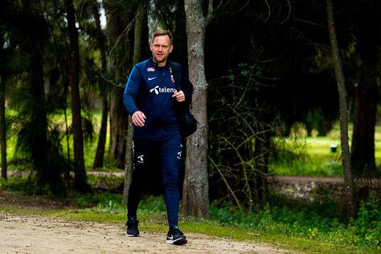 Martin Sjögren, head coach of Norway, at a training session