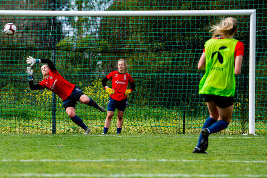 Goalkeeper Aurora Mikalsen, goalkeeper Oda Maria Hove