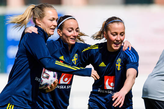 Magdalena Eriksson, Kosovare Asllani and Julia Karlernäs
