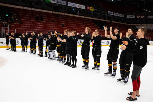 Brynäs spelarna tackar fansen