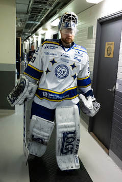 Leksands målvakt Janne Juvonen  innan ishockeymatchen i