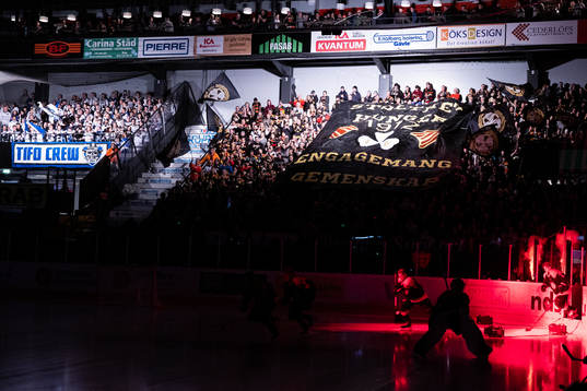 Brynäs och Leksands  publiken innan ishockeymatchen i SHL