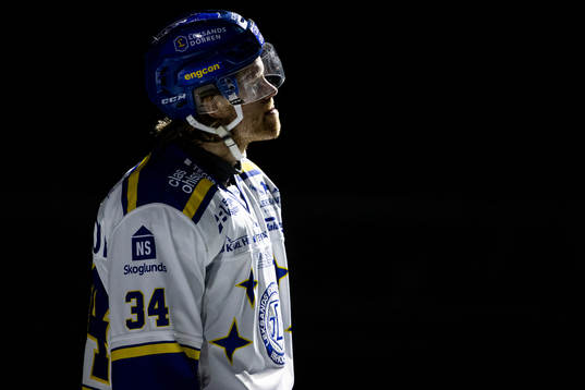 Leksands Philip Samuelsson  innan ishockeymatchen i SHL