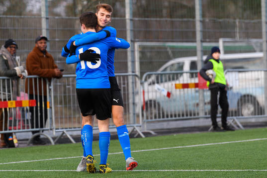 Halmstads Rasmus Wiedesheim-Paul jublar med Emil Tot