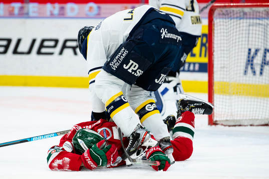 s Markus Lauridsen trycker ner Frölundas Johan Sundström