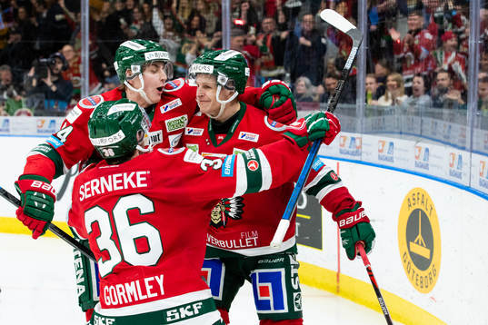 Frölundas Max Friberg jublar ihop med Jacob Peterson och