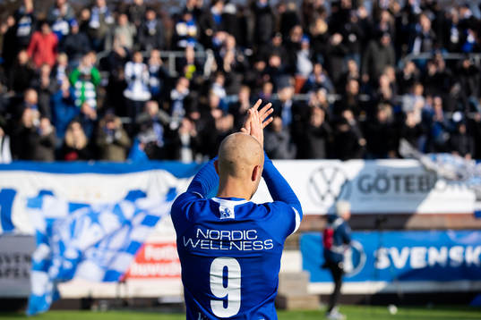 IFK Göteborgs Robin Söder tackar publiken