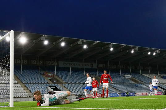 Falkenbergs målvakt Johan Brattberg släpper in mål 1-0