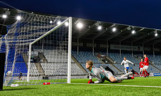 Falkenbergs målvakt Johan Brattberg släpper in mål 1-0