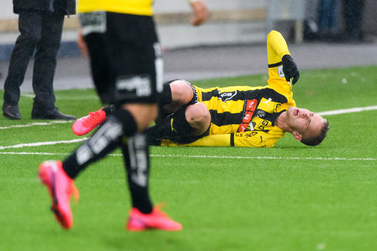 Häckens Jasse Tuominen ligger på konstgräset