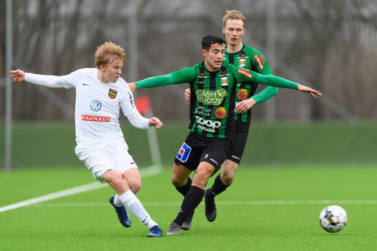 Brommapojkarnas Daniel Svensson och Varbergs Astrit Seljmani