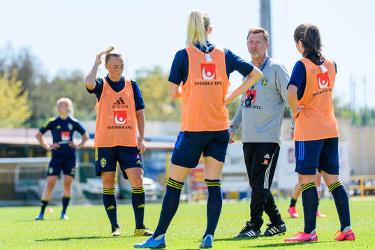 Peter Gerhardsson, head coach gives instructions