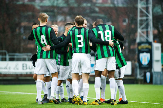 Gais spelare jublar med Nikola Ladan