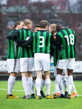 Gais Nikola Ladan jublar med lagkamrater