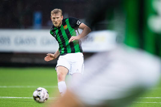 Gais Carl Elfgren Nyström slår en passning till August