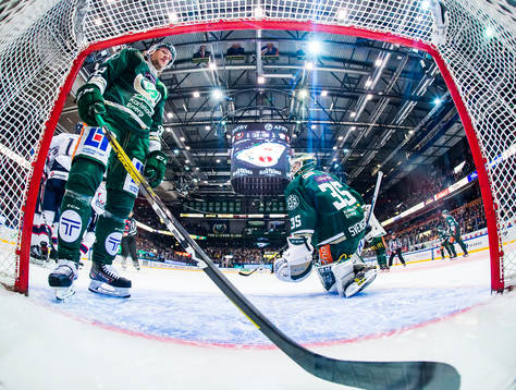 Färjestads Jesper Olofsson deppar och tar ut pucken