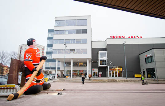 En uppblåst hockeyspelare med Bauhaus logo utanför Behrn