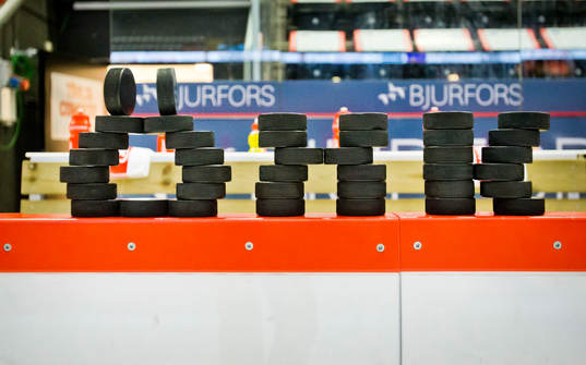Örebros pucktorn med bokstäverna ÖHK