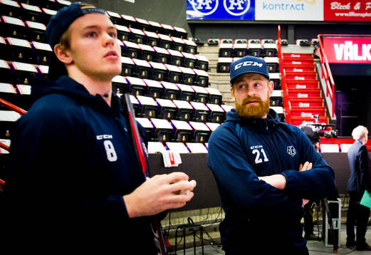 Leksands Filip Johansson och Mattias Ritola kollar på isen