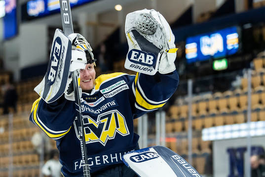 s målvakt Jonas Gunnarsson jublar