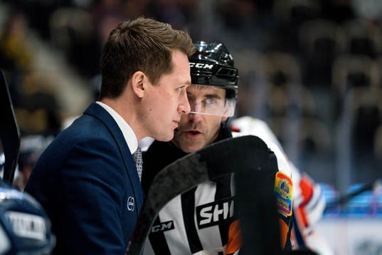 Växjös tränare Sam Hallam och domare Linus Öhlund
