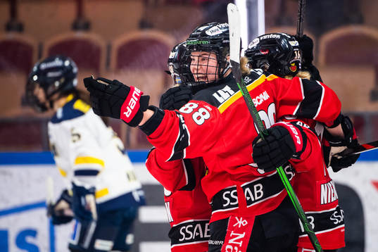 Luleås Ronja Savolainen jublar