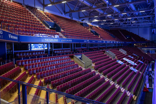 Tomma läktare i Tegera Arena innan ishockeymatchen i SHL