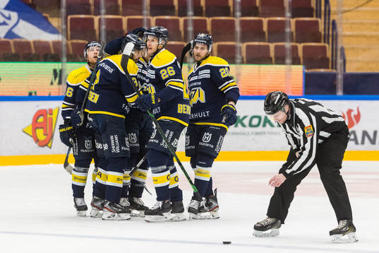 s Markus Lauridsen jublar med lagkamrater