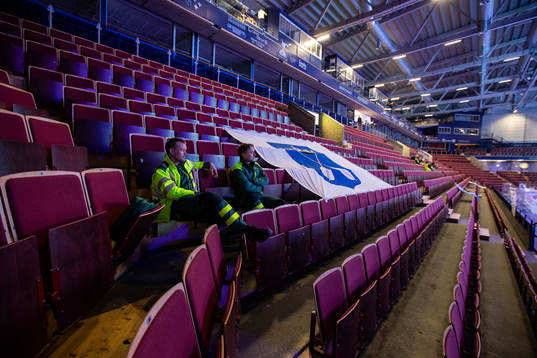 Ambulanspersonalen på läktaren innan ishockeymatchen i