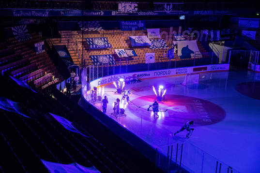 Leksands spelarna gör entre