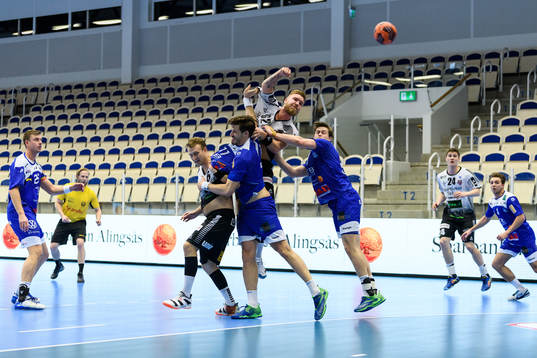 IFK Ystads Emil Hansson skjuter
