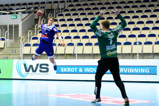 Alingsås Axel Franzen hoppar för skott med läktare som