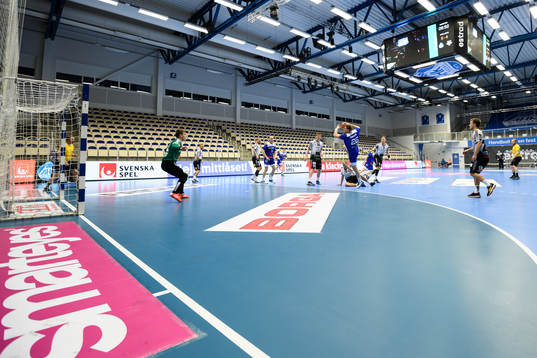 Alingsås Niclas Barud och IFK Ystads målvakt Sebastian